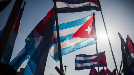 La bandera de la estrella solitaria seguirá en alto con la dignidad de los cubanos. (Fernando Medina Fernández / Cubahora) 