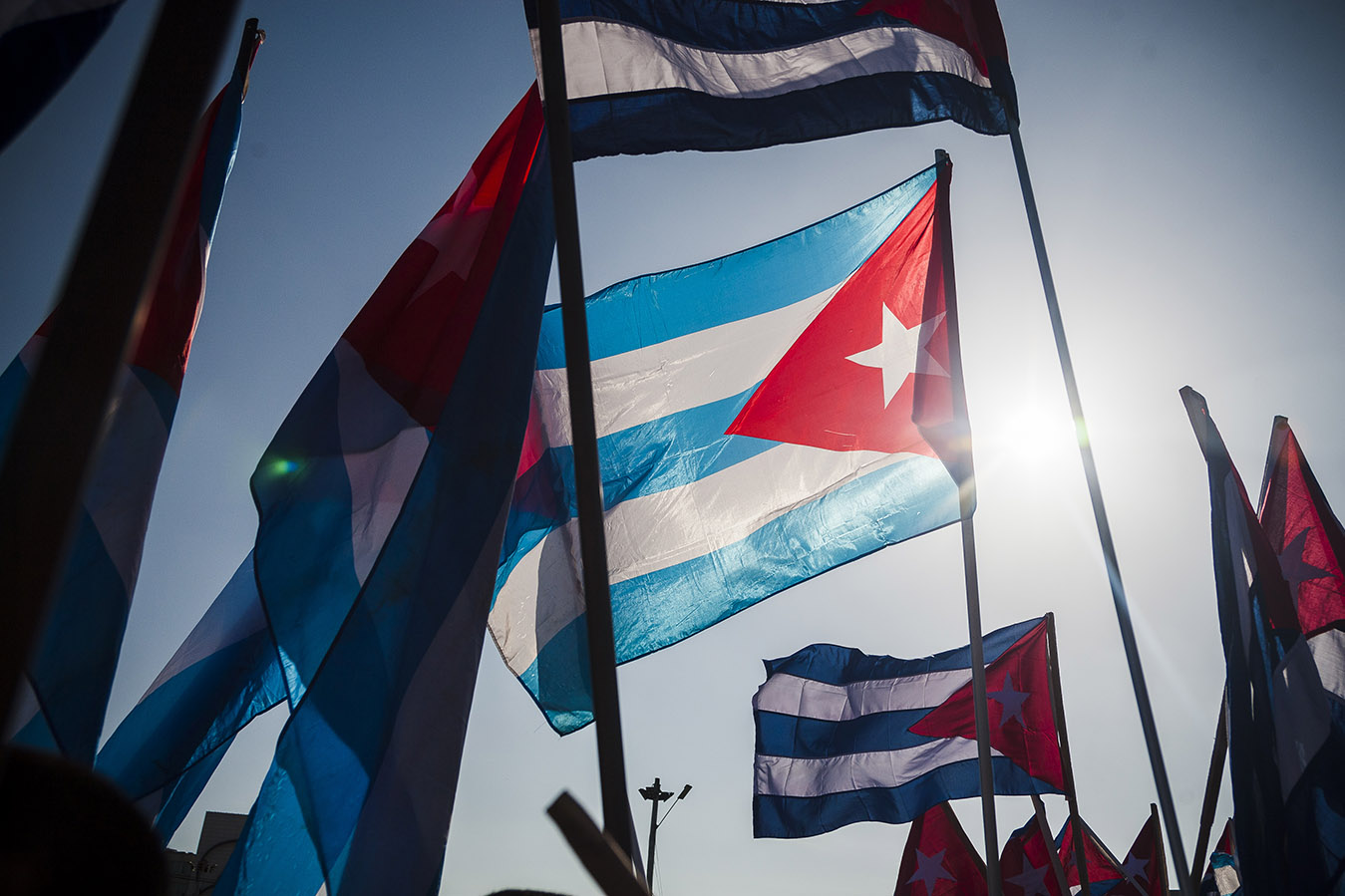 La bandera de la estrella solitaria seguirá en alto con la dignidad de los cubanos. (Fernando Medina Fernández / Cubahora) 
