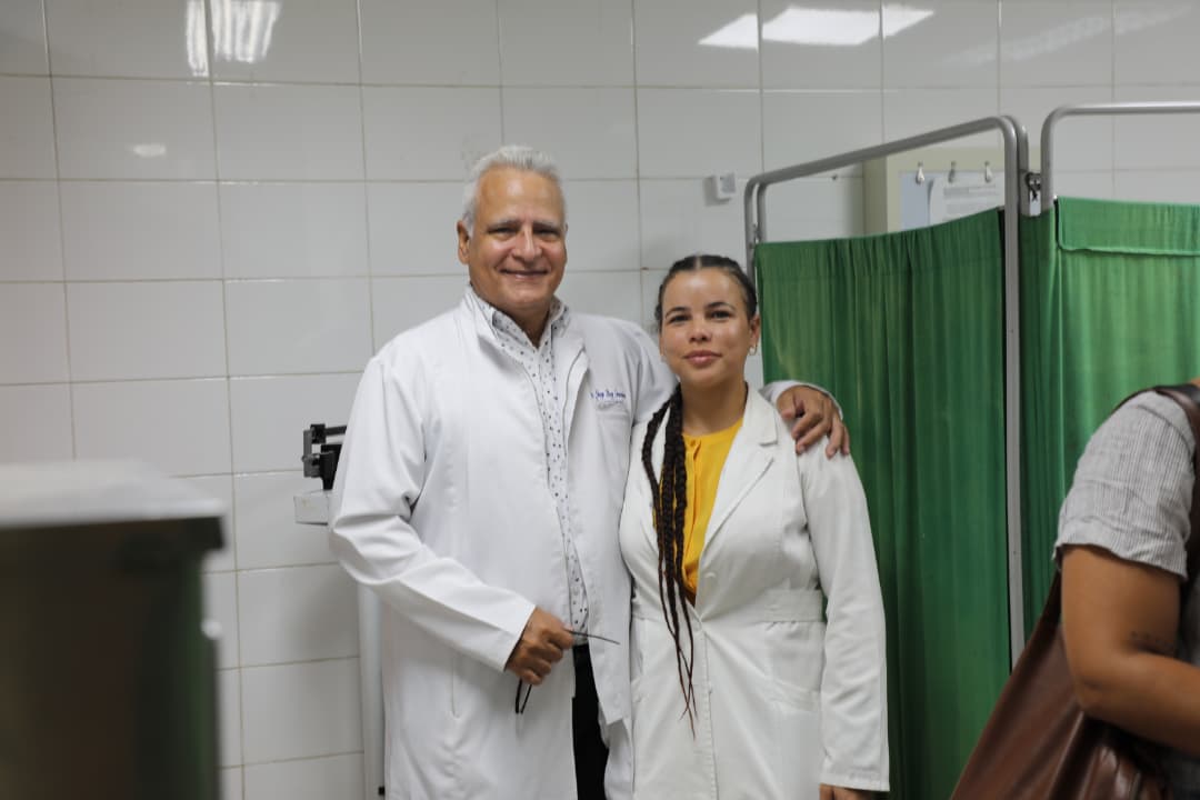 La dra Marlen junto a uno de sus profesores, el Dr Lloys, jefe de servicio de Cirugía del Hospital Hermanos Aimeijeiras